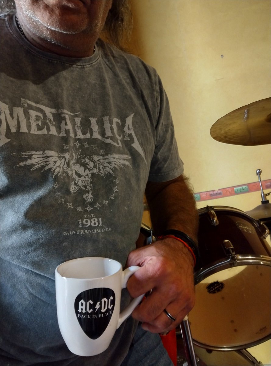 Buen día juventudddd!!!!
#FelizSabaduliiiii para todos!!!
Café y hoy, rascación!!
Que tengan un excelente día de...
Pero no te olvides 👇 
💀 Siempre con MÚSICA para el alma...)*