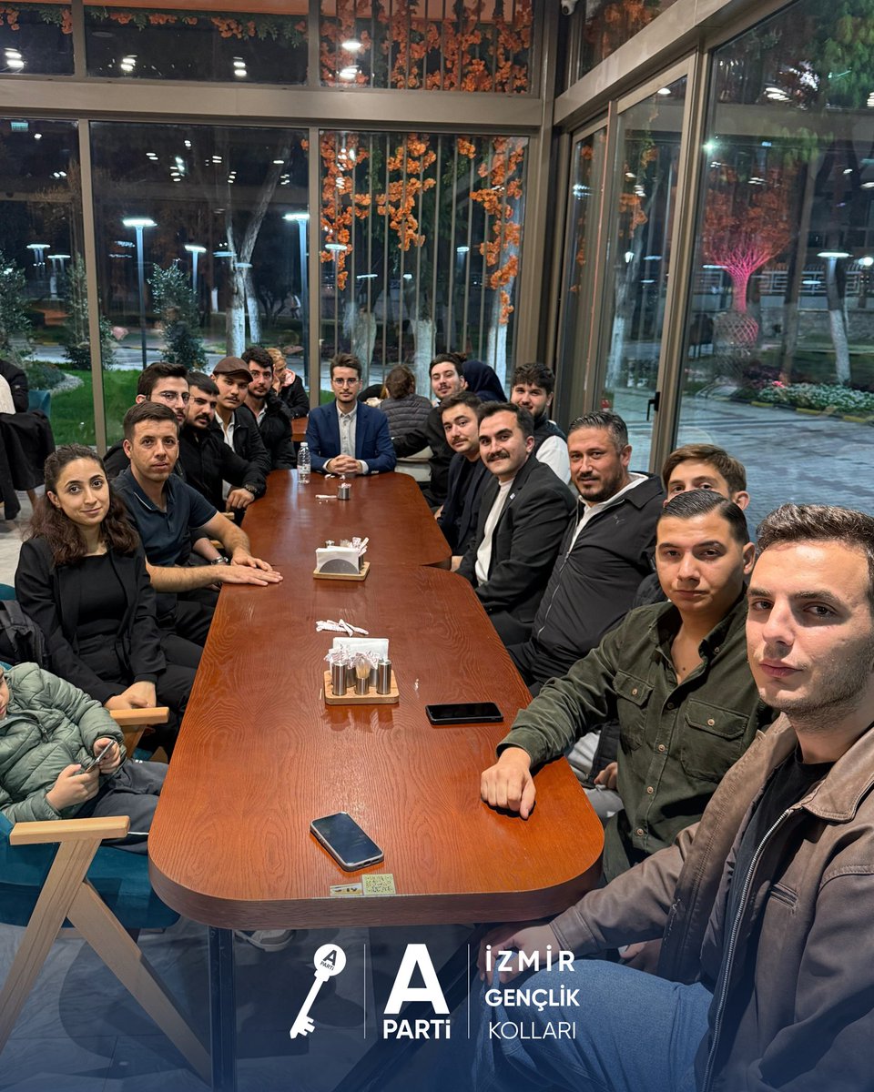 İl Gençlik Kolları olarak, Menemen’deki gençlik kolları üyelerimizle sıcak ve verimli bir sohbet gerçekleştirdik. Bu önemli buluşmamıza, Menemen İlçe Başkanımız Sayın Özbek Taşdemir de katılımıyla bizlere destek oldu. 
Yeni dönemin heyecanıyla, teşkilatlanma çalışmalarımızı ve