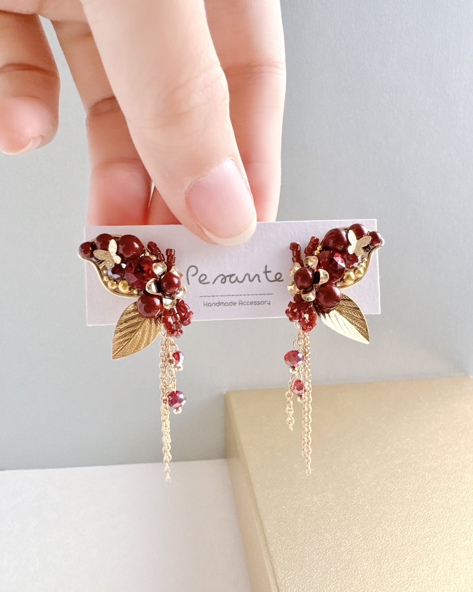 蝶のヘアアクセサリーの新作を考え中...
作りたい新作が思いついた時、自分の思い描いてるものに技術が追いつくのか心配になるけども、頑張ります☺️
これからの季節はいろんなイベントがやってくるので華やかなアクセサリーが活躍しますよね♪