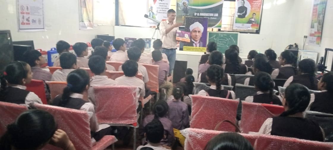 IPLab_Rajkot's tweet image. On #BirthAnniversary of Sir #CVRaman, students of Jay Vijay School, #Rajkot visited @IPLab_Rajkot &amp;amp; learned about his legacy &amp;amp; scientific contributions.

They also explored #QuantumScienceKit by @InfoGujcost &amp;amp; learned how Raman’s discoveries still inspires modern #QuantumScience.