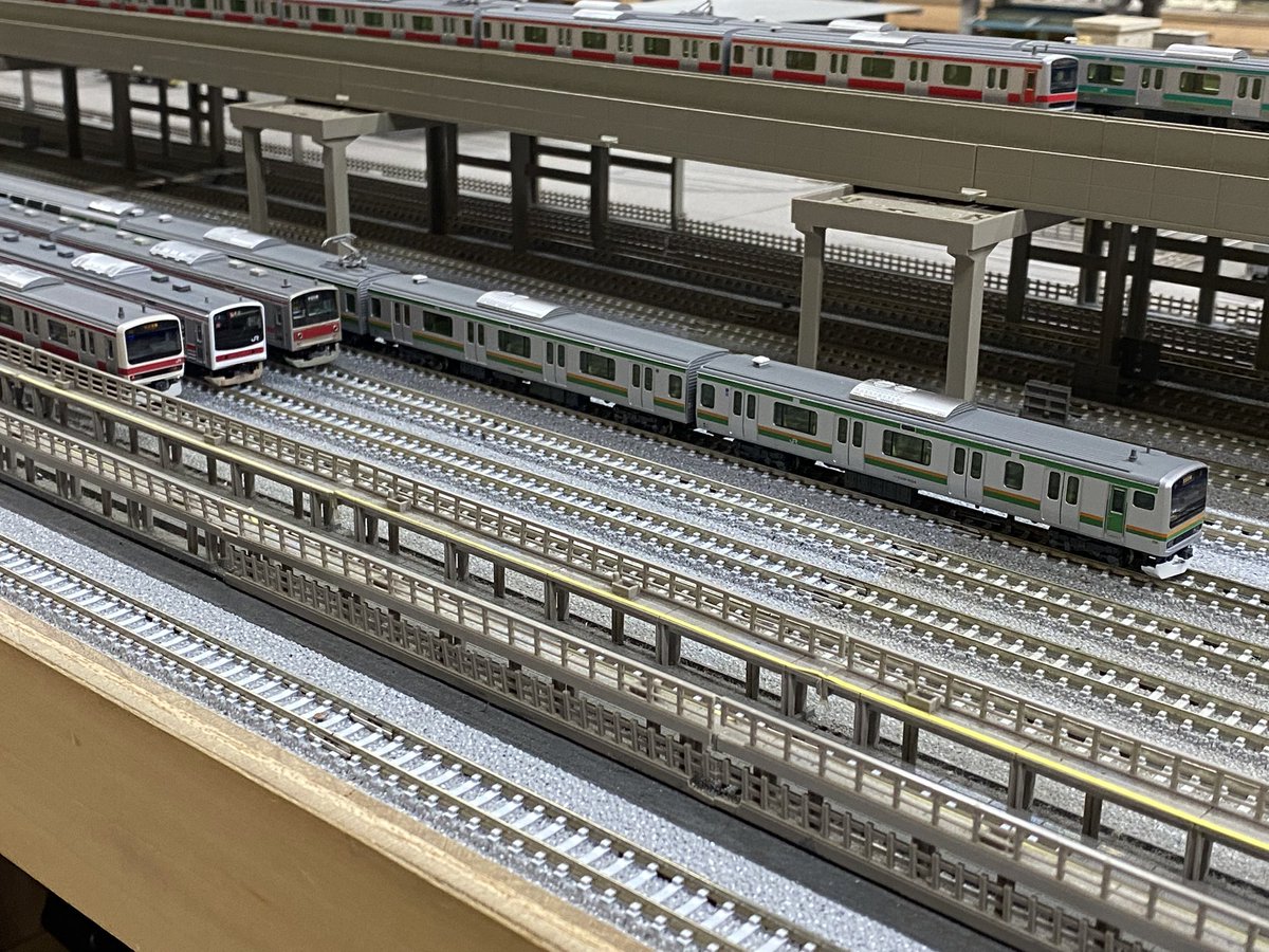 Keyo_Musa20GO's tweet image. なかなか走らせる機会のないE231系のコツK-17編成を持っていったところ、奇しくもあるささんがヤマ車を持ってきていたため並びが実現！
2・3枚目は旅のプレゼント(ひまわり号)でやってきたイメージ
京葉線の車内から見慣れない電車が姿を覗かせている瞬間は今でもわくわくします