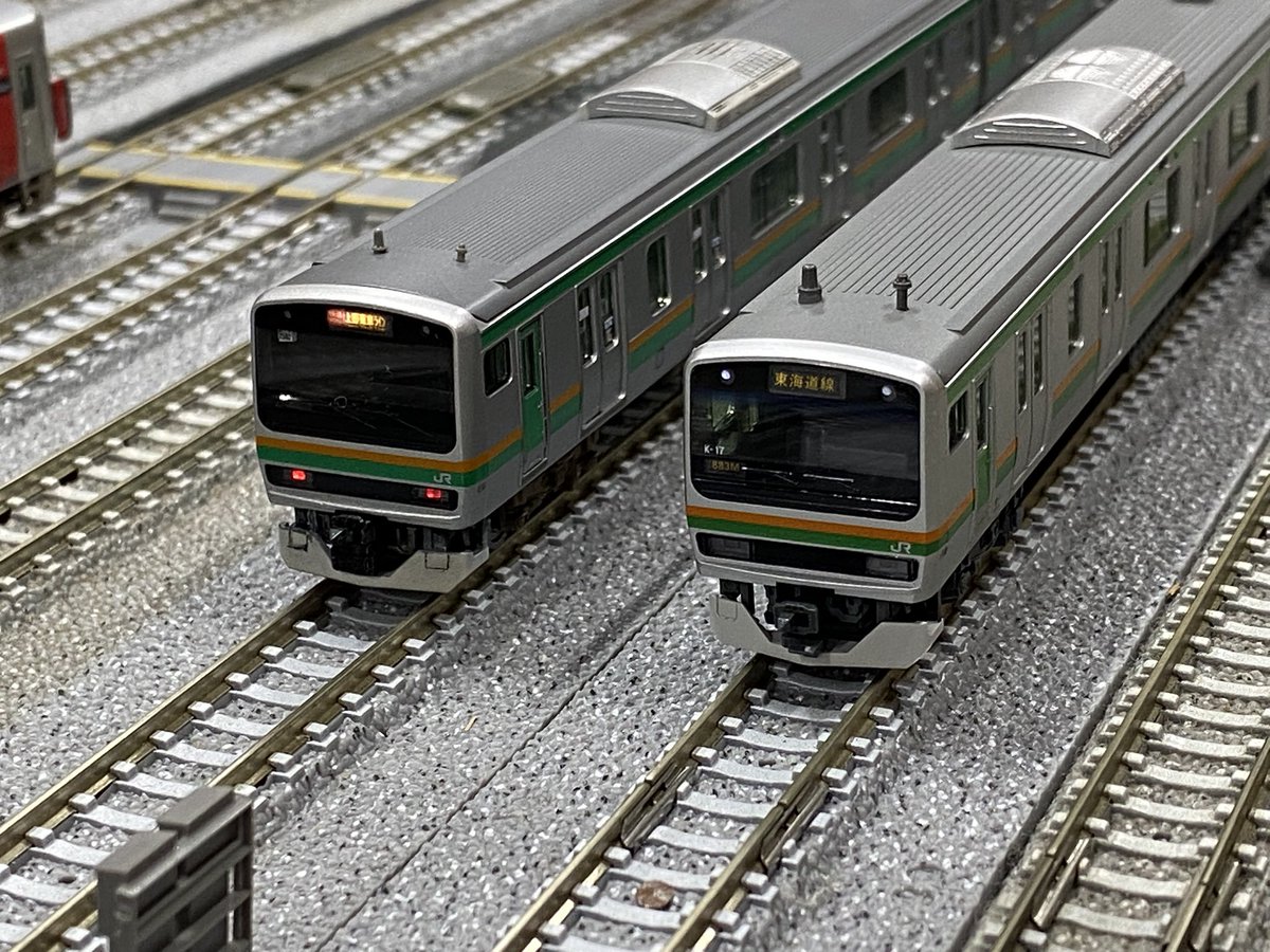 Keyo_Musa20GO's tweet image. なかなか走らせる機会のないE231系のコツK-17編成を持っていったところ、奇しくもあるささんがヤマ車を持ってきていたため並びが実現！
2・3枚目は旅のプレゼント(ひまわり号)でやってきたイメージ
京葉線の車内から見慣れない電車が姿を覗かせている瞬間は今でもわくわくします