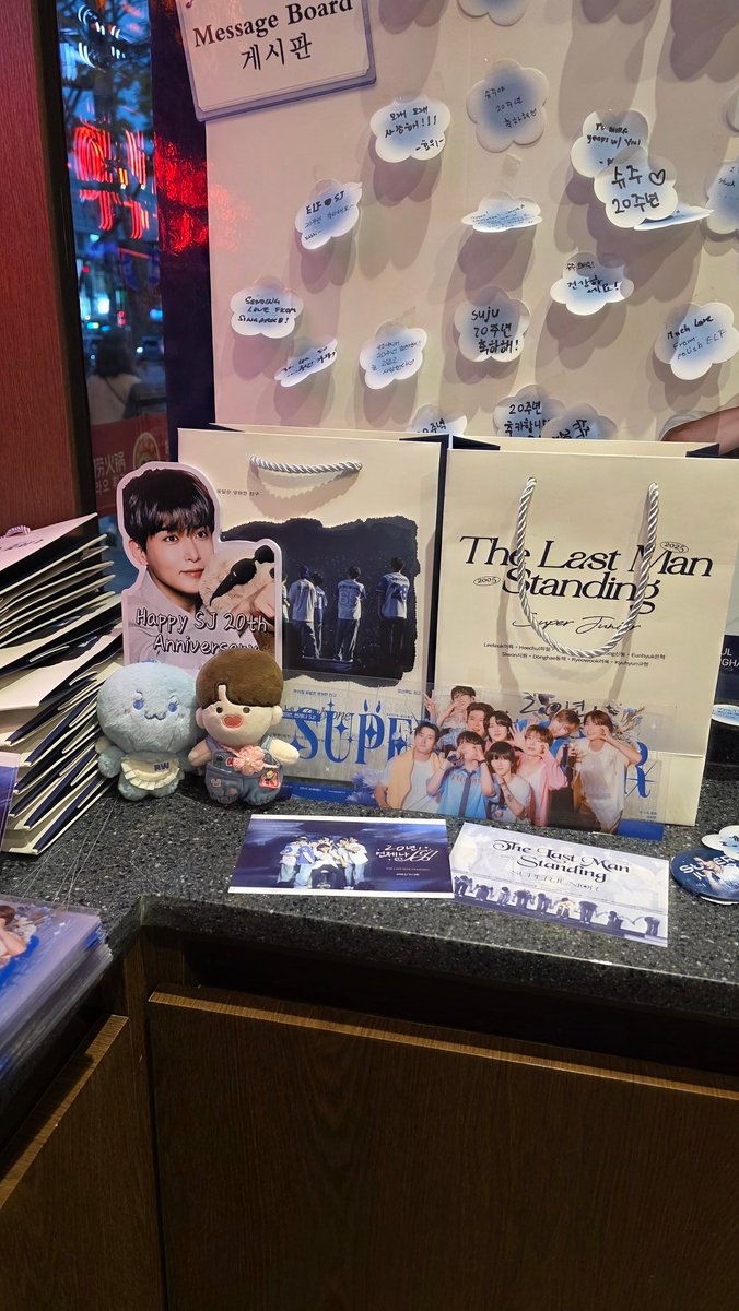 ryeong9atilisai's tweet photo. 력프 혁프 규프 훼프 모여 슈주 20살 돌잔치 하러 할딜 갔다 왔어요(^○^)
+ 트위터 안하시는 두분😁

#려욱 #은혁 #규현 #동해
#슈퍼주니어 #SUPERJUNIOR
#SUPERJUNIOR_20th_Anniversary https://t.co/A0UaNJOzGr