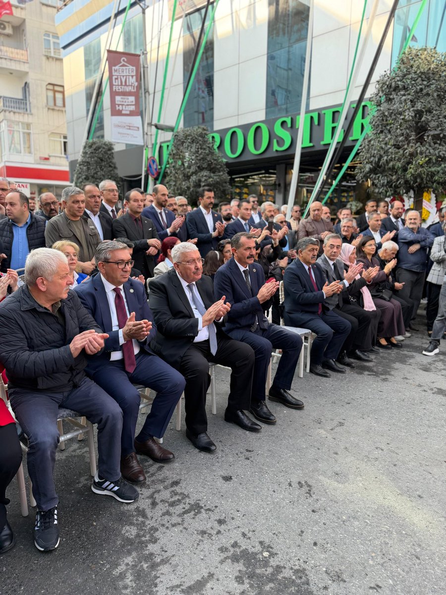 Genel Başkan Yardımcımız ve İstanbul Milletvekilimiz Sayın <a href="/E_SemihYalcin/">E. Semih Yalçın</a>, İl Başkanımız Sayın <a href="/sertel_selim/">Sertel Selim</a>, 3. Bölge Başkanımız Sayın Ahmet Ali Aydın ve dava arkadaşlarımız, Güngören İlçe Başkanlığımızın Yeni Hizmet Binasının açılışını gerçekleştirdiler.