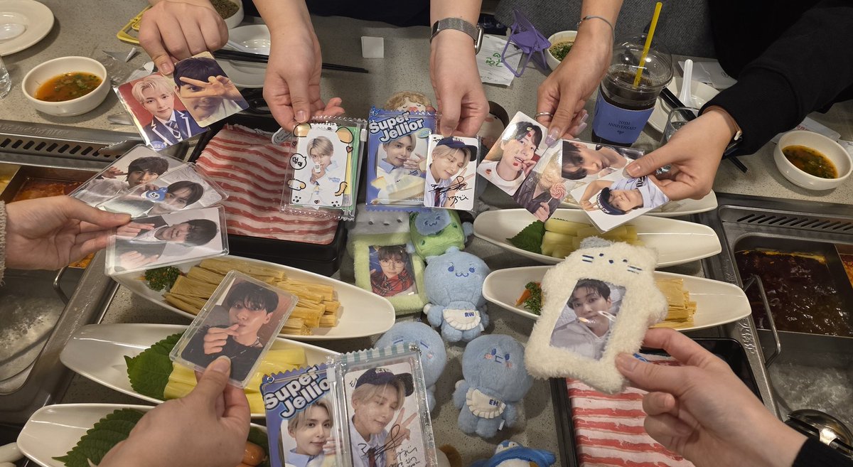 ryeong9atilisai's tweet photo. 력프 혁프 규프 훼프 모여 슈주 20살 돌잔치 하러 할딜 갔다 왔어요(^○^)
+ 트위터 안하시는 두분😁

#려욱 #은혁 #규현 #동해
#슈퍼주니어 #SUPERJUNIOR
#SUPERJUNIOR_20th_Anniversary https://t.co/A0UaNJOzGr