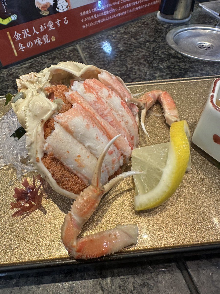 maimon_sushi's tweet photo. 香箱がにの丸ごと甲羅盛り🦀

香箱がにを丸ごと楽しめる1皿です🙌
内子・外子・かに身を思いっきりお楽しみください😉

皆さんは、香箱がにを楽しむときどんな薬味と合わせるのがお好きでしょうか⁉️ https://t.co/zUlgsrfgCf