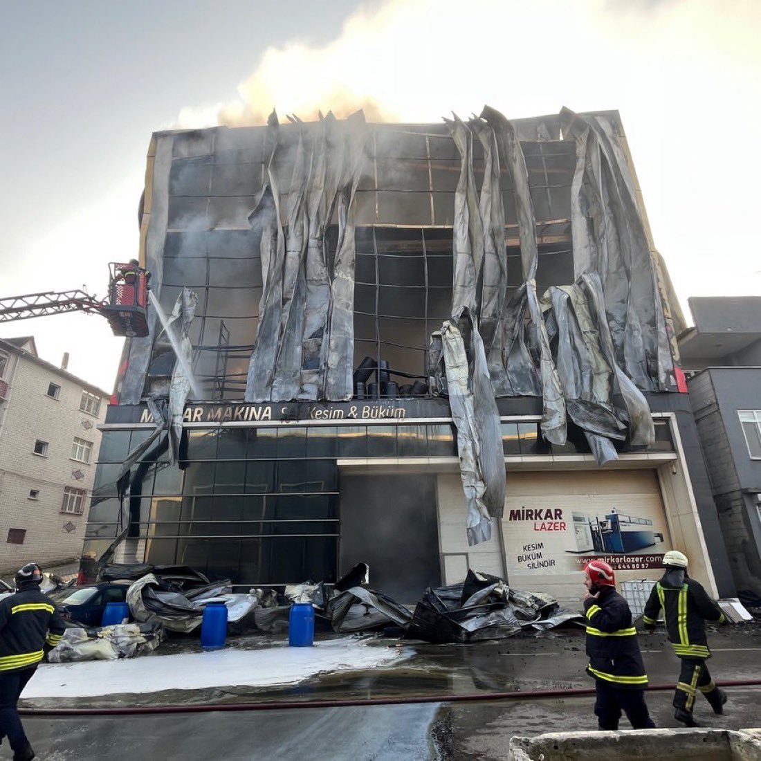 Kocaeli'deki parfüm deposunda hayatını kaybeden 6 işçinin ismleri:

• Tuğba Taşdemir, 18 yaşında

• Nisa Taşdemir, 17 yaşında

• Cansu Esatoğlu, 16 yaşında

• Esma Dikan, 3 çocuk annesi

• Şengül Yılmaz, 55 yaşında

• Hanım Gülek, 65 yaşında