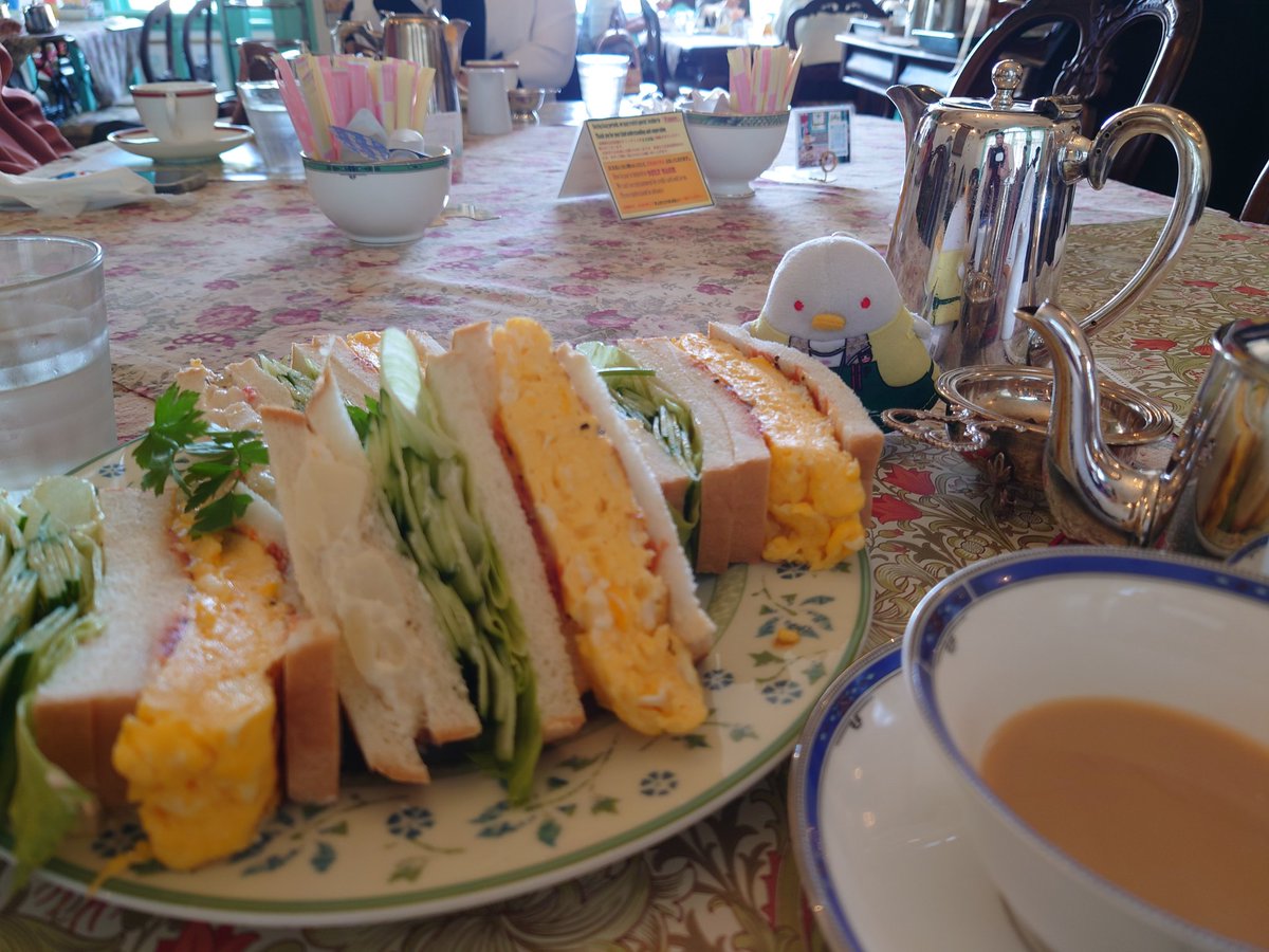 hikawa_p's tweet photo. 前フリしたはいいんですが、今回半日ぐらいしかうろついてないんでそこまで撮ってないんですよね　これは英国レトロな某喫茶店で繰り出された山のようなサンドイッチ（見えにくいけど後ろにもう1列載っている）（ちゅんの大きさから察してください）（周りに頼んでる人おらんからおかしいとは思った） https://t.co/TxgMbptFHi
