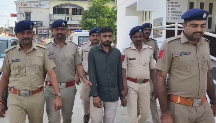 tv13gujarati's tweet image. અમરેલી: રાજુલા પોલીસે 24 દિવસથી ગૂમ વ્યક્તિની હત્યાનો ઉકેલ્યો ભેદ, પત્ની સાથે આડા સંબંધમાં ખેલાયો ખુની ખેલ, વાંચો

tv13gujarati.com/news/amreli-ra…

#Amreli #Rajula #RajulaPolice #Amrelipolice