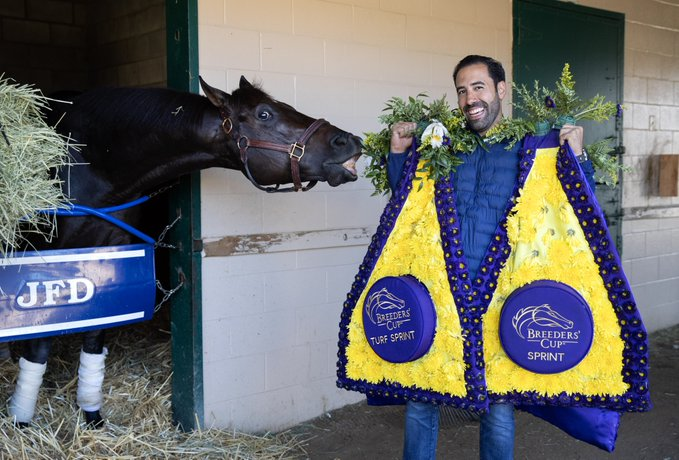 blindadosalas1's tweet image. #Hipismo ¡CÓMO LUCE! Aquí está un muy feliz JOSÉ FRANCISCO DÁNGELO @JFDAngelo con su par de guirnaldas como flamante ganador de la #BCTurfSprint con SHISOSPICY 🇺🇸 y #BCSprint cuyo vencedor, BENTORNATO también aprovechó para ponerse "bello pa´ la foto" 🤣🤣🤣