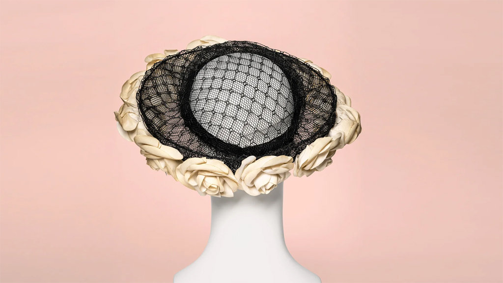 I "Hatt Couture – kungligt hattmode" i Livrustkammaren visas kungliga hattar från museets samlingar för första gången i en egen utställning. svenskhistoria.se/hatt-couture-k… #svhist