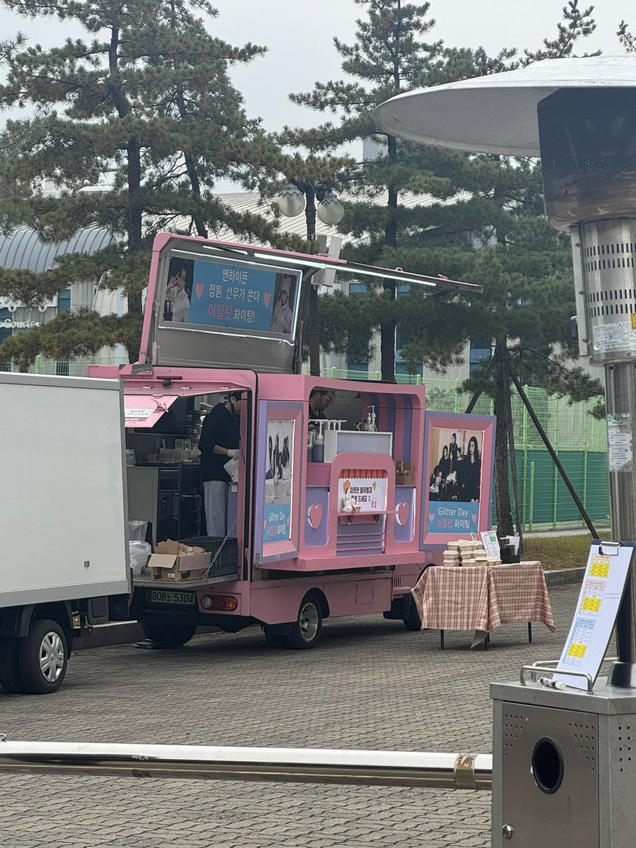 IntoYJW's tweet photo. HAAA LUCU BANGET Jungwon dan Sunoo ngirimin coffee truck + bungeoppang buat illit 🥹

"ENHYPEN ♡ Jungwon, Sunoo yang traktir ♡ ILLIT hwaiting!"
"Silahkan dimakan bungeoppang hangat dan minumannyn :)"
"Glitter day
ILLIT hwaiting"

#JUNGWON #SUNOO https://t.co/NxYWvtwvxU