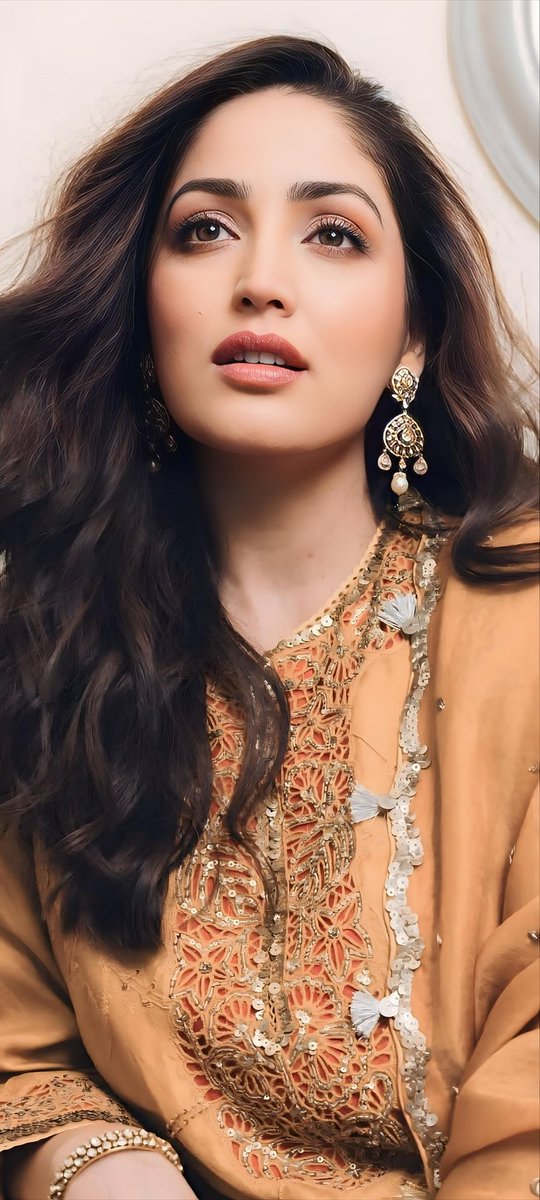 anmolMagazine's tweet photo. 👑 Yami Gautam 💛

#Yami #YamiGautam 💜💚 https://t.co/V7AXWtkzqt