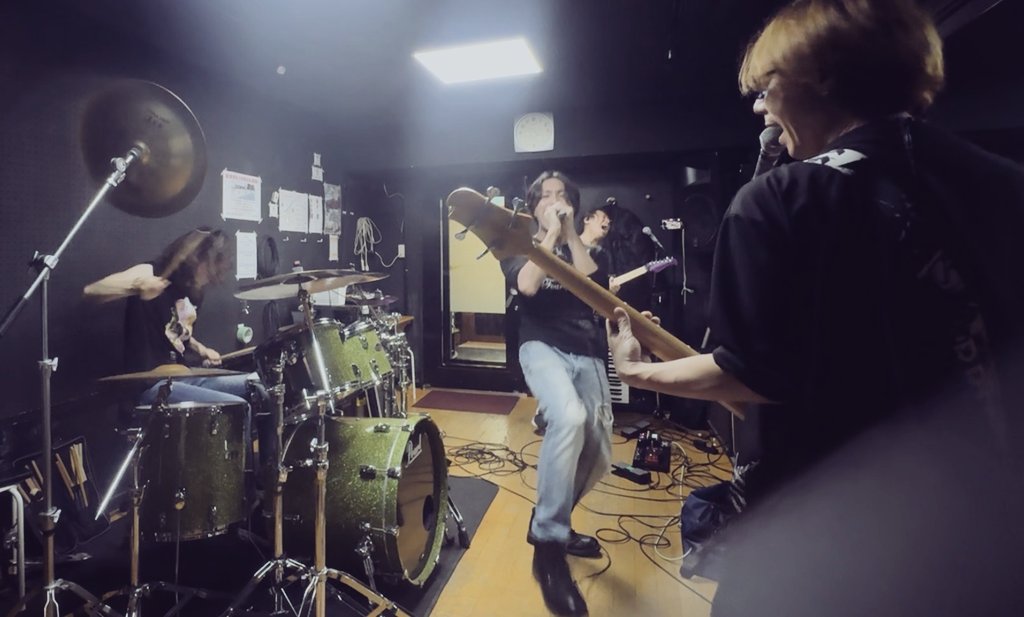 LogicalStyle's tweet image. いよいよ来週16日はロジスタの久しぶりのライブです！
1年ぶりのスター魂、素晴らしい対バンさんに負けじとテンションMAXで臨みます🎵
ロジスタはトリを務めさせていただき20時50分から！
チケット予約はDMもしくはコチラまで→logical-style-violet.com/schedule/ticke…
霜のつき始める夜にアツいライブを観に来てね！