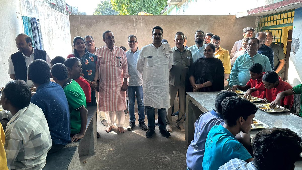 umeshpatelcgpyc's tweet image. पिताजी के जन्म जयंती के अवसर पर आज रायगढ़ के अनाथालय में घनश्याम पटेल एवं मनोज पटेल (डोंगीतराई) के सौजन्य से और कुष्ठ आश्रम व वृद्धाआश्रम में कन्हैया पटेल (बालमगोड़ा) के सौजन्य से भंडारा का कार्यक्रम रखा गया।