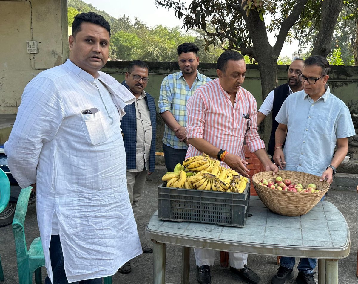 umeshpatelcgpyc's tweet image. पिताजी के जन्म जयंती के अवसर पर आज रायगढ़ के अनाथालय में घनश्याम पटेल एवं मनोज पटेल (डोंगीतराई) के सौजन्य से और कुष्ठ आश्रम व वृद्धाआश्रम में कन्हैया पटेल (बालमगोड़ा) के सौजन्य से भंडारा का कार्यक्रम रखा गया।