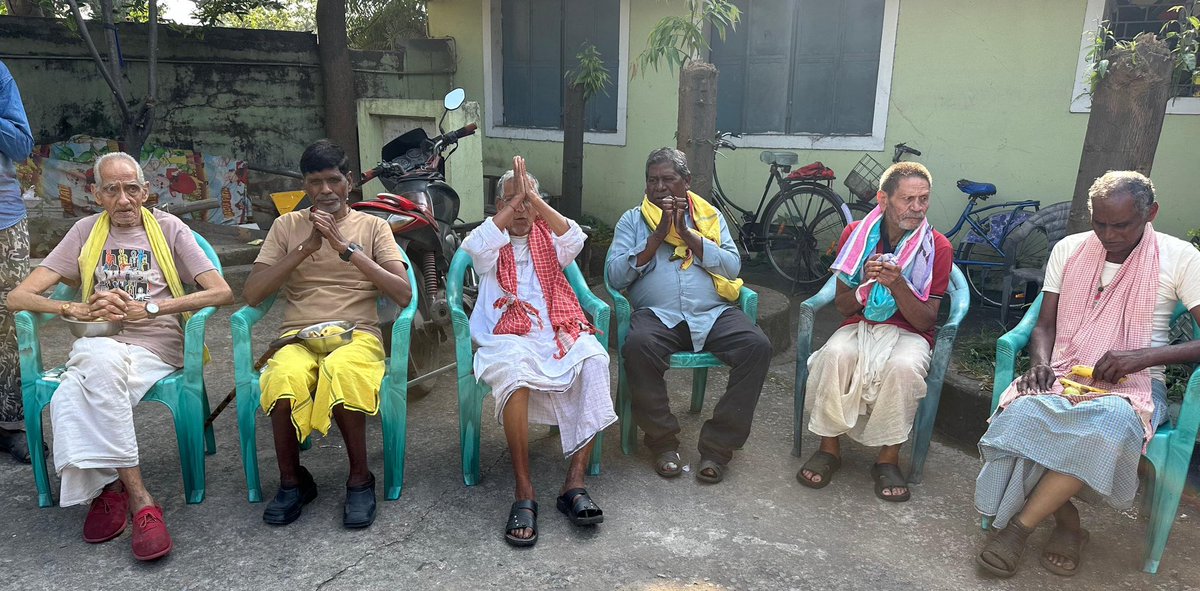 umeshpatelcgpyc's tweet image. पिताजी के जन्म जयंती के अवसर पर आज रायगढ़ के अनाथालय में घनश्याम पटेल एवं मनोज पटेल (डोंगीतराई) के सौजन्य से और कुष्ठ आश्रम व वृद्धाआश्रम में कन्हैया पटेल (बालमगोड़ा) के सौजन्य से भंडारा का कार्यक्रम रखा गया।