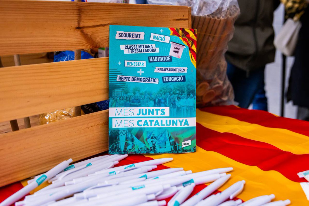 📌 El secretari general <a href="/jorditurull/">Jordi Turull i Negre</a> participa al ‘Junts s’explica a peu de carrer’ a Manlleu, juntament amb l’alcalde <a href="/ArnauRovMar/">Arnau Rovira</a> i l’expresidenta del Parlament <a href="/Anna_Erra/">Anna Erra i Solà🎗</a>.