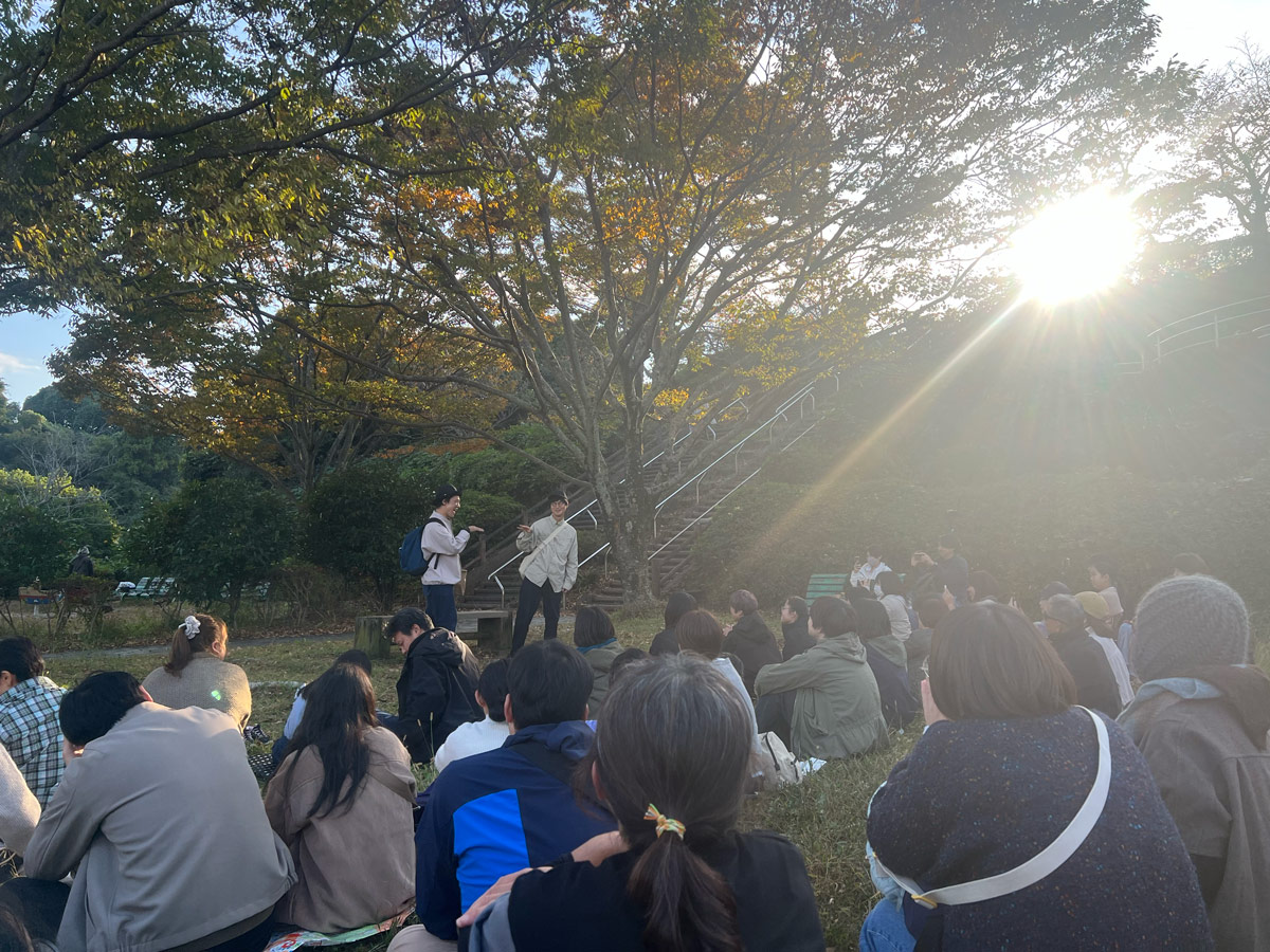 今日の清水船越堤公園でのゼロコさんのパフォーマンスは、とても雰囲気に馴染んでいて、近くの滑り台で親子が遊んでいる風景とも違和感なく共存しているところが、素敵だった。パフォーマンス自体は非日常のはずだけど、「日常」にこれだけ馴染ませられるのがセンスなんだと思う。また来てほしい！