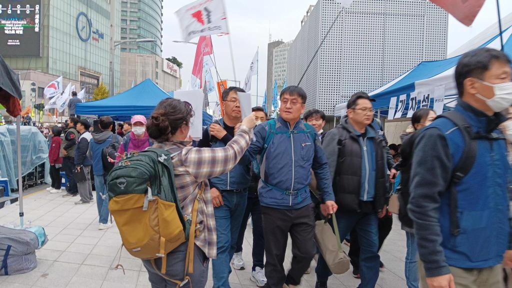 SpartacistHng's tweet photo. Spartacists intervene at workers rally marking the 30th anniversary of @ekctu: 

전진을 위한 길은 무엇인가?

좌익과 노동운동의 위기 https://t.co/XE3da10tmB