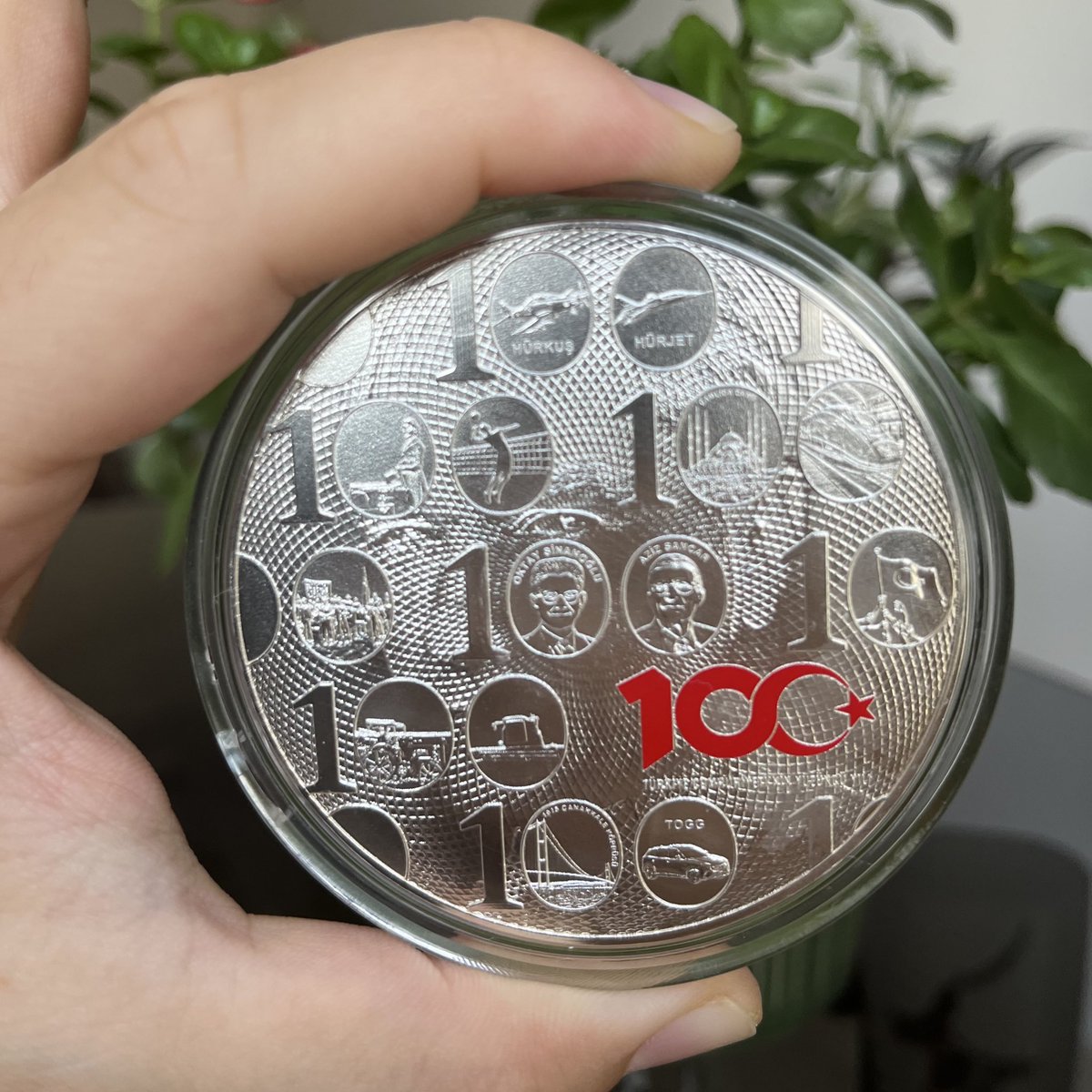 yatirimci_coder's tweet image. Güzel haftasonları 🎊

🥫🪙 Gümüşünü alıp kilerini olası kıtlıklara karşı ağzına kadar doldurduysan, senin için yine güzel bir haftasonu başlıyor demektir.

Kafan rahattır. Artık tek yapman gereken hayatına sakince devam etmek. Her şey yolunda. ☕️

Eğer bunu yapmayı henüz akıl…