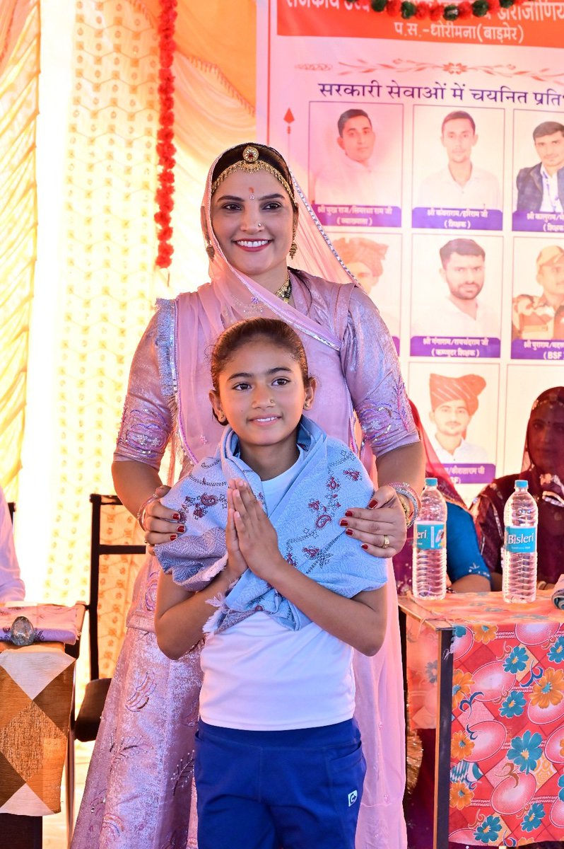 कुछ महिने पहले एक स्कूल में भगवती को योगासन करते देख प्रतिभा का अंदाजा लगा। उस दिन बिटिया को फाउंडेशन आने के लिए आमंत्रित किया था।
उस समय भगवती ने बिना प्रशिक्षक के घर से ही अभ्यास शुरू किया ही था। पिताजी कमठा कारीगर है और मजदूरी के लिए जोधपुर शहर के बाहरी इलाके में रहते है वहीं