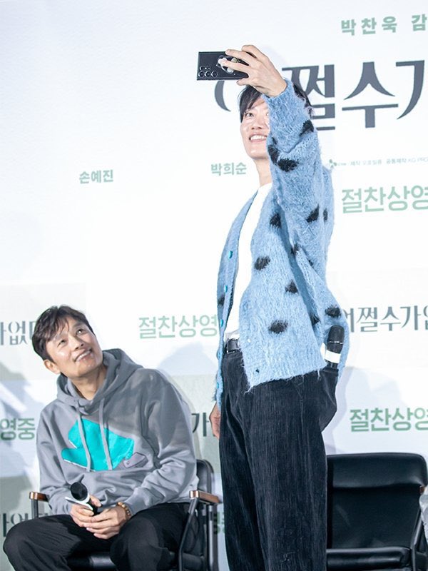 devilsjudge91's tweet image. حبيبي هيسون يعرف يتصور
بس ما يعرف يحدث بالانستا حتى نشوف 

لي بيونغ هون عسل