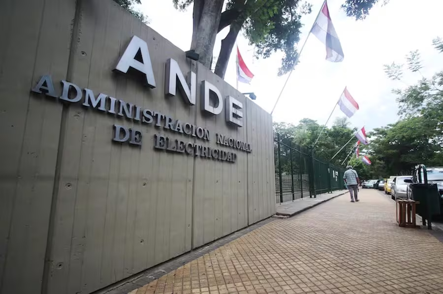 delpynews's tweet image. ▶️ ALERTA ROJA EN LA ANDE | 😳

💡La ANDE está en la peor situación financiera de los últimos 10 años, afirma un exgerente técnico Fabián Cáceres, quien reveló la grave situación.

💸Deuda Total: La ANDE tiene un faltante de USD $245 millones(deuda pública y ciudadana).…