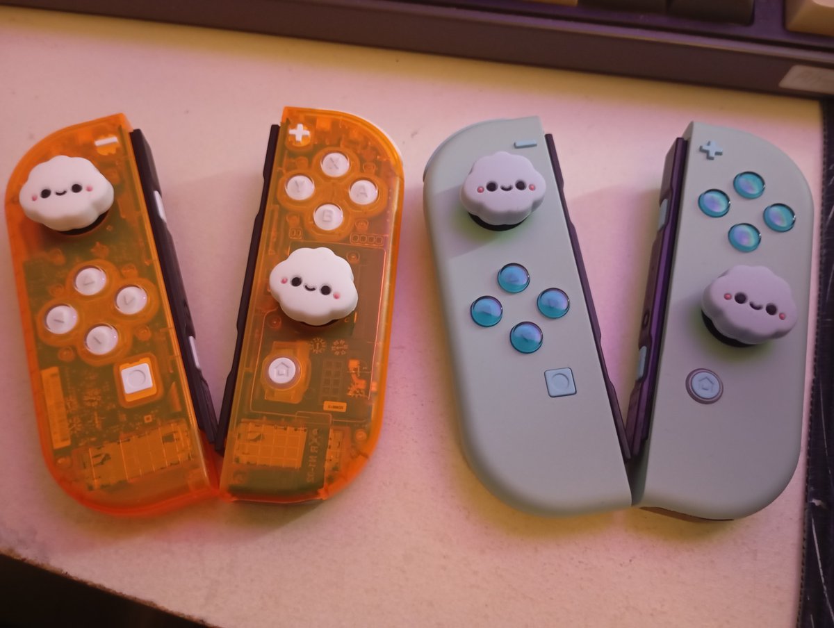 KaminariJ14's tweet image. I made a new set of clear orange Joy-cons and changed my mint ones. I also Use the new TMR joysticks for the OG joycons. 
#Switch #Joycon 
#customcontroller
@ExtremeRate
@GuliKitDesign