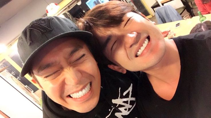 민우: 얼마 전 에릭이 냉장고 뒤지면서 "밀키스랑 칠성사이다 중에 뭐가 좋아?"라고 물어봤다. 나는 밀키스라고 대답했어. 다음 순간 자신감 넘치는 표정로 "뭐, 콜라밖에 없는데" 이러면서 콜라 던지고 왔어