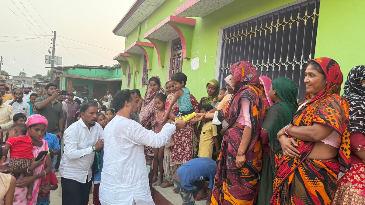 SyedMoin9890's tweet photo. 📍 LIVE UPDATE | Bahadurganj 52
Date: 8Nov2025.
Naqeeb-e-Millat Br. @asadowaisi Sahab ke hidayat par, #Pipda Baisa toli ward no2 Tera ghanch me corner meeting se khitab kiya aur #AIMIM ke Candidate Janab Tausif Alam Sb. Ke haq me bhari aksariyt se vote krne ki appeal ki. https://t.co/qc7JeOBsZF