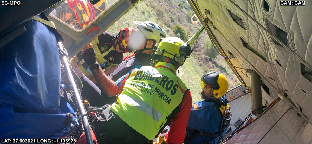 112rmurcia's tweet photo. Servicios de emergencia rescatan y trasladan al hospital a un ciclista herido en #Cartagena

Intervienen:

✅Policía Local y Bomberos de @AytoCartagenaES 
✅@BomberosCEIS_RM 
✅@dgsce_RM 
✅#061Murcia

➡️https://t.co/DtV6jkw3yE https://t.co/BTS9IrnCJ3