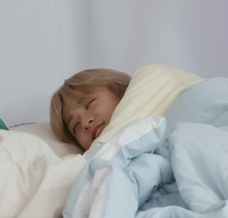 스케 진짜로 잘 때도 웃으면서 잘 것 같음..💤