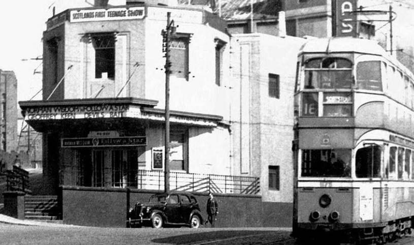 The Astoria Cinema, Possil Rd, #Glasgow. Opened in 1931 (capacity 3,000) and Bingofied in 1962. Demolished 1995. The movie 'Devil's Bait' came out in 1959 and photo likely from 1960. 📽️
(Scottish Cinema Trust)