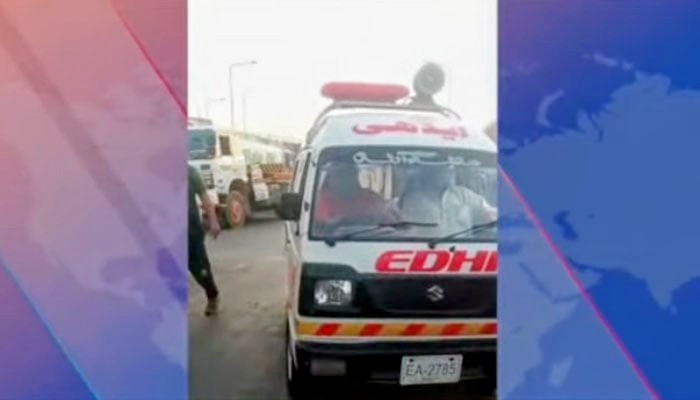 IndusNews022's tweet photo. #کراچی میں نیٹی جیٹی پل پر ٹریلر نے موٹرسائیکل کو ٹکر کچل دیا۔ ایک شخص مارا گیا، ایک زخمی:

پولیس کا کہنا ہے کہ ٹریلر کو تحویل میں لے لیا گیا جبکہ فرار ڈرائیور کی تلاش جاری ہے۔ https://t.co/UVrg42fc9A