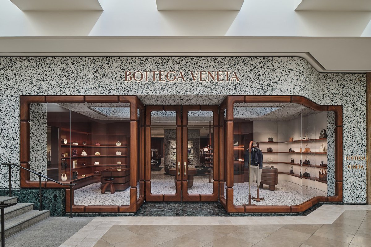 cppluxury's tweet image. BOTTEGA VENETA opens new store in California at South Coast Plaza Mall (Costa Mesa)

#BottegaVeneta #SouthCoastPlaza #California #CostaMesa #luxuryfashion #luxury #fashion #luxurybags #luxuryaccessories #Kering @KeringGroup