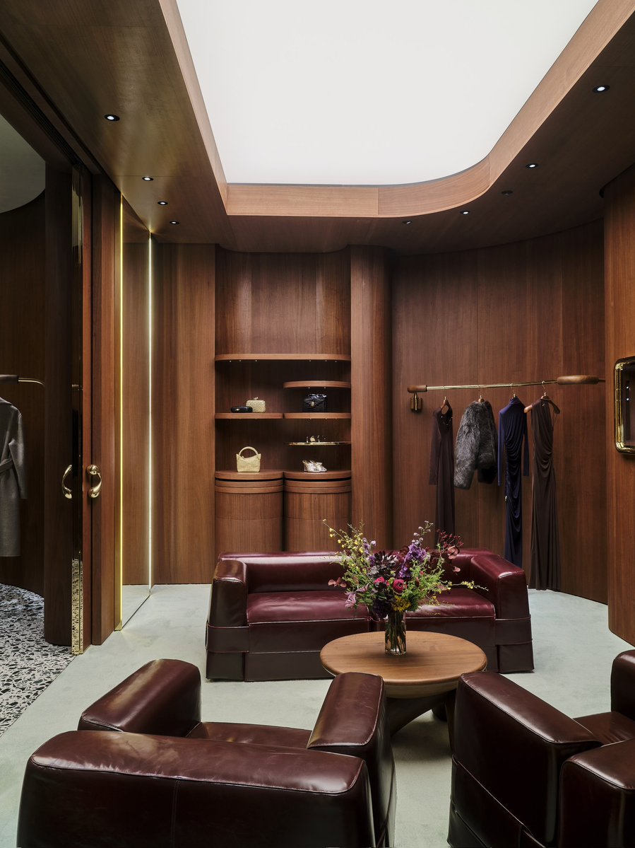 cppluxury's tweet image. BOTTEGA VENETA opens new store in California at South Coast Plaza Mall (Costa Mesa)

#BottegaVeneta #SouthCoastPlaza #California #CostaMesa #luxuryfashion #luxury #fashion #luxurybags #luxuryaccessories #Kering @KeringGroup