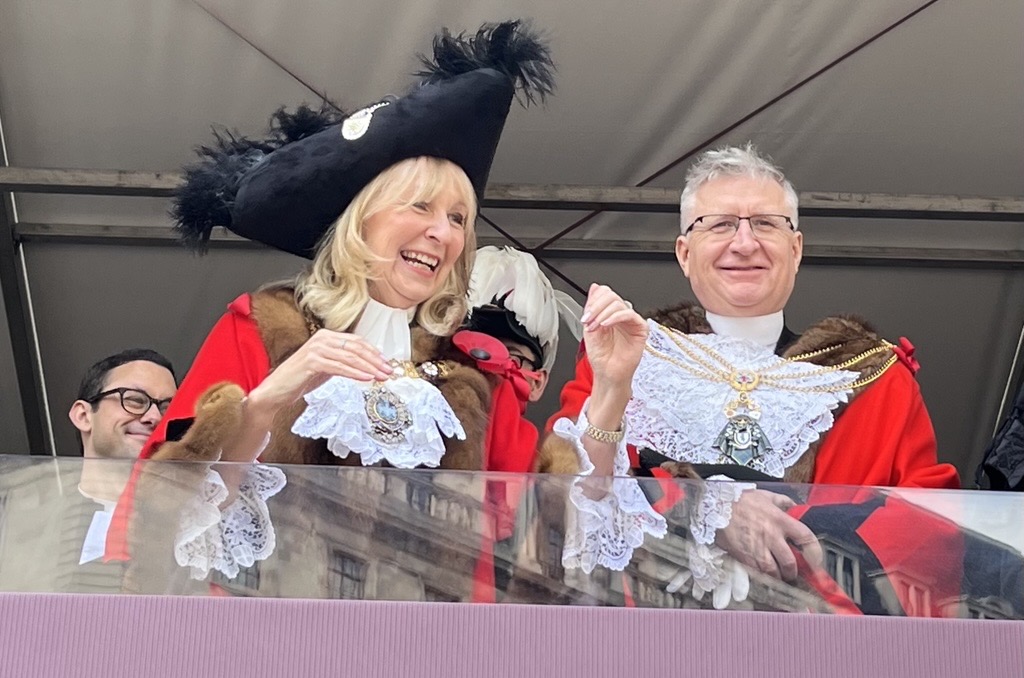 lordmayors_show's tweet photo. Lady Mayor of the City of London arriving at Mansion House.

As @citylordmayor, her 3 priorities are:
- Making Mansion House the embassy for financial services
- Unsquare the Square Mile to attract the best talent
- Champion access to opportunities for all https://t.co/a4xahAFMYN