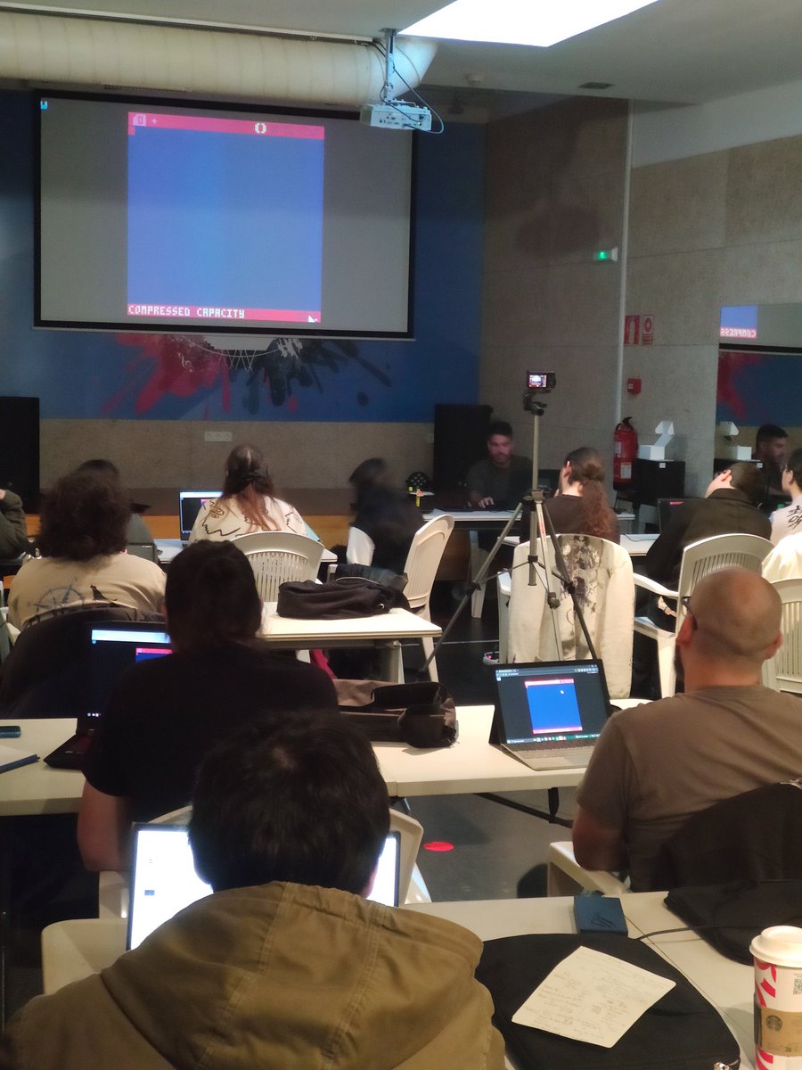 Terminamos la sesión de mañana con el taller de introducción al desarrollo con PICO-8 de Mario Borrajo.