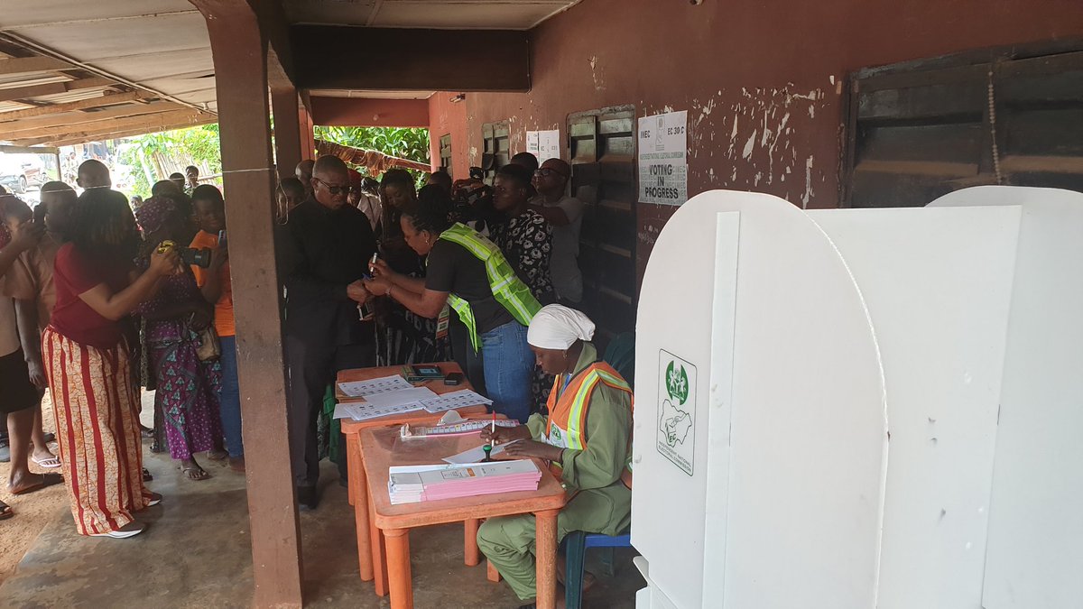 amaechinaemeka's tweet photo. His Excellence Peter Obi 
Performing his civic duty 
Casting his ballot in his home town https://t.co/omqWQWbUmp