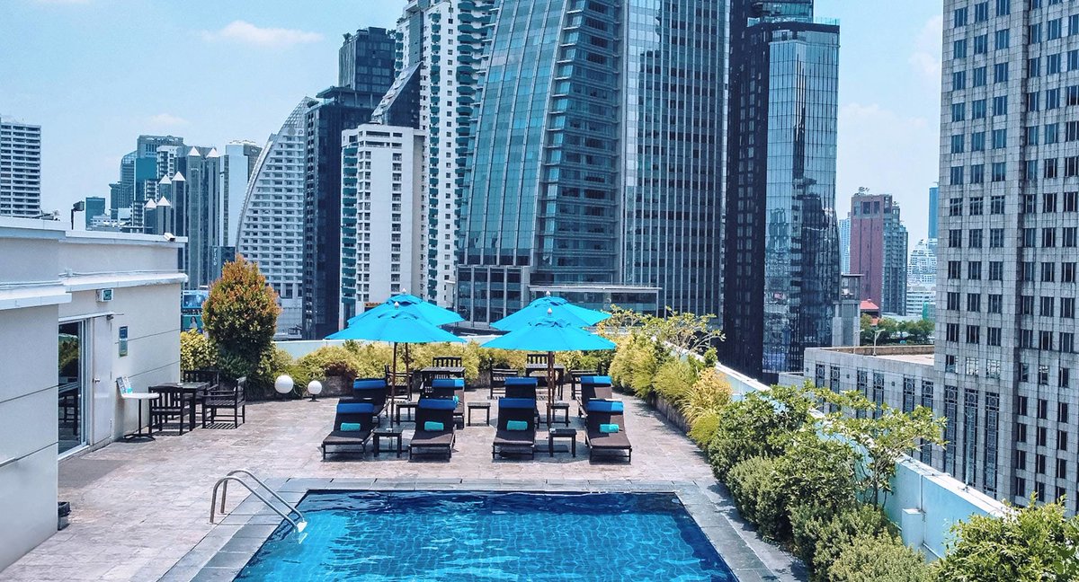 aussiegateway's tweet image. Rooftop vibes in the ‘City of Angels’! Take a dip in the rooftop pool at NH Bangkok Asoke, sip refreshing drinks from the poolside bar, and soak in incredible views. Your urban oasis in the heart of Bangkok awaits.

&amp;gt;&amp;gt;&amp;gt;bit.ly/4mQ6EGK

#RooftopPoolBangkok #NHBangkokAsoke