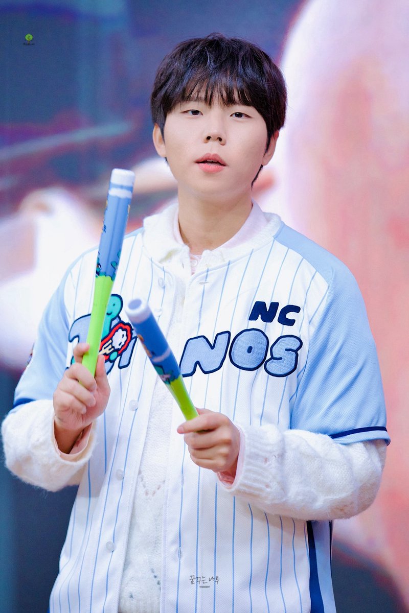 19960821_com's tweet photo. 251108 뮤직코리아 팬싸

윤도현 선수님 사과드립니다,, 주변 갸팬친구들한테 선수님 유니폼을 수소문 해봤지만 못 구해서 그냥 제 팀 입혔습니다 아쉬우시면 실착 들고 팬싸 오세요(?) (쾌유하시길 바랍니다🥲)

#정승환 #JungSeungHwan
#사랑이라불린 #CalledLove https://t.co/mE3pQZpRl1