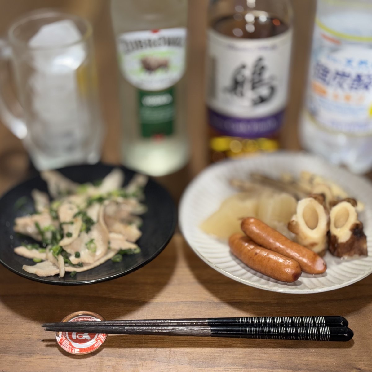 今週もタフなウィークでしたが今日は貨物量も落ち着いて早めに帰ってこれましたー。
1週間前の名古屋でも痛飲したはずなんですがそんな事も忘れてハイボールをチェイサーにズブロッカ注入しまーす。今宵のアテは豚トロとおでんザンスよ。
皆さんド疲れ様でしたー。乾杯。
#バミューダ箸置き活用法