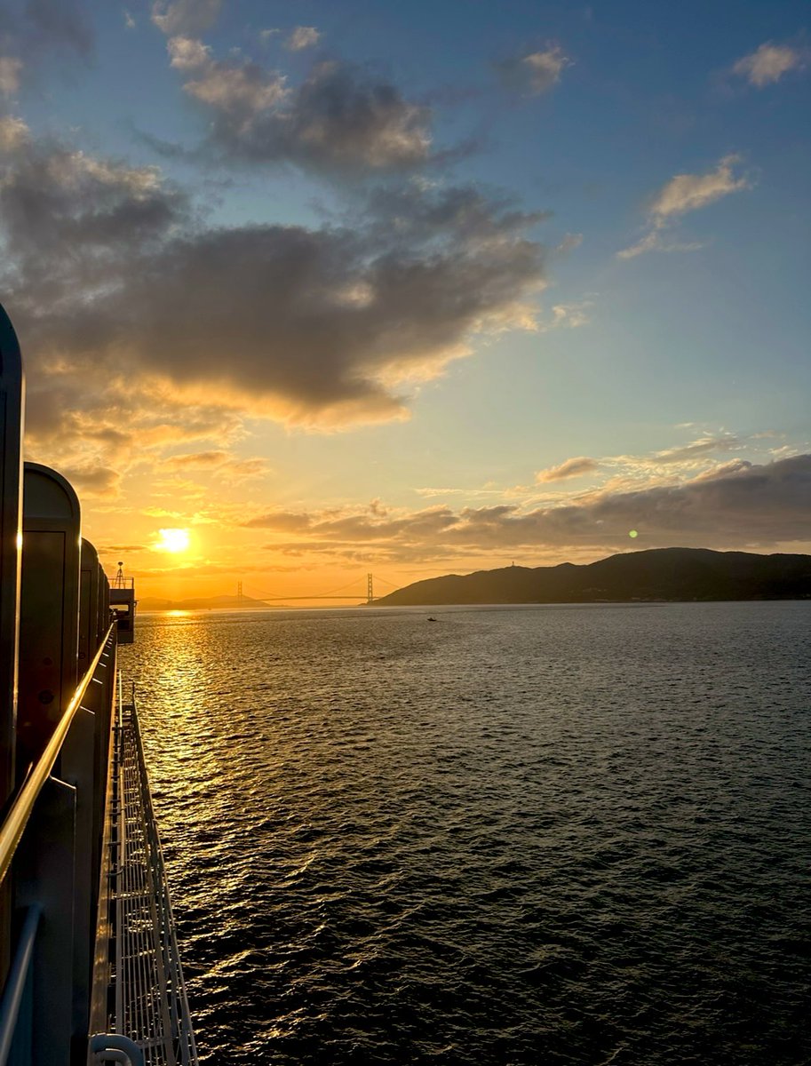 Ajfo98Sh's tweet image. 車中泊のはじまり✨はじまり✨

さんふらわあ🛳️を見送りながら👋

さんふらわあ〜🛳️こんばんは〜🌙
どう見てもイカ釣り漁船にしか
見えなかった🤣です！私には🤣

また乗って明石海峡くぐるぞ🛳️

#浜田省吾 
#さんふらわあ 
#コーヒー飲んだから 
#出発進行