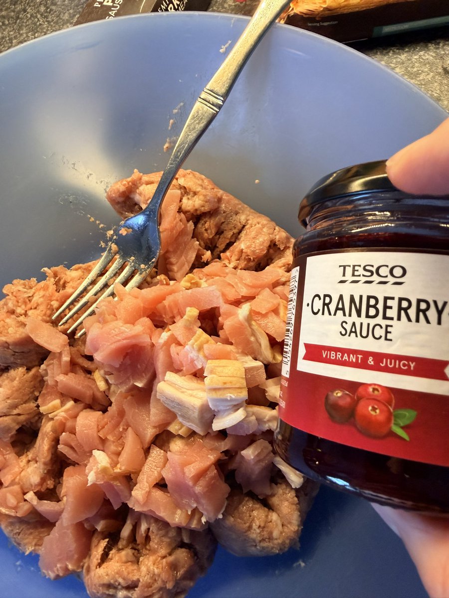 PicturskewPhoto's tweet image. Busy morning in the kitchen. #homecooked #festive 🎄 #sauagerolls @Tesco get in line as these are really tasty