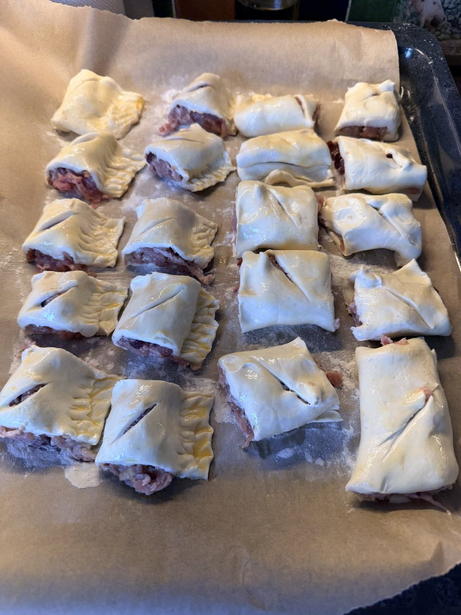 PicturskewPhoto's tweet image. Busy morning in the kitchen. #homecooked #festive 🎄 #sauagerolls @Tesco get in line as these are really tasty