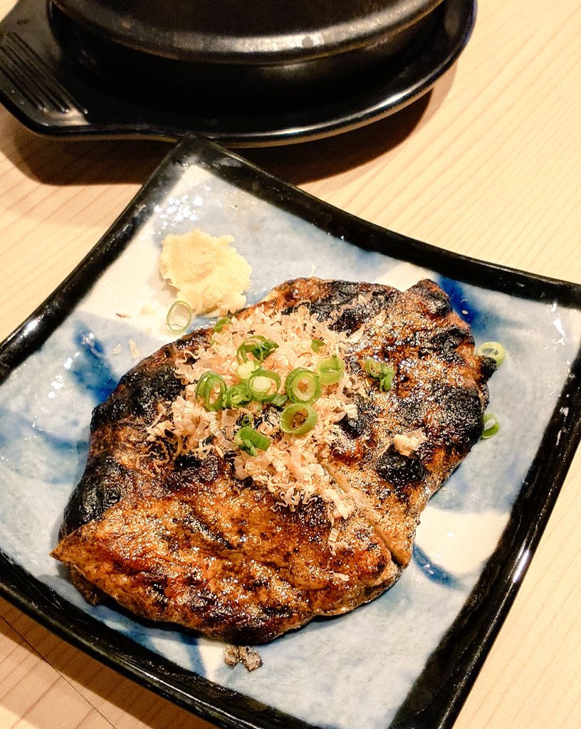 平日じゃなくても東口とんちゃんへ。 牛もつ煮はグツグツで具デカ