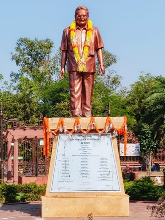 umeshpatelcgpyc's tweet image. रायपुर में पंडरी रोड, खालसा स्कूल के सामने स्थित पिताजी की प्रतिमा पर जन्म जयंती के अवसर पर ओम श्रीवास, अखिलेश जोशी सहित स्नेहीजनों ने श्रद्धा सुमन अर्पित किया।