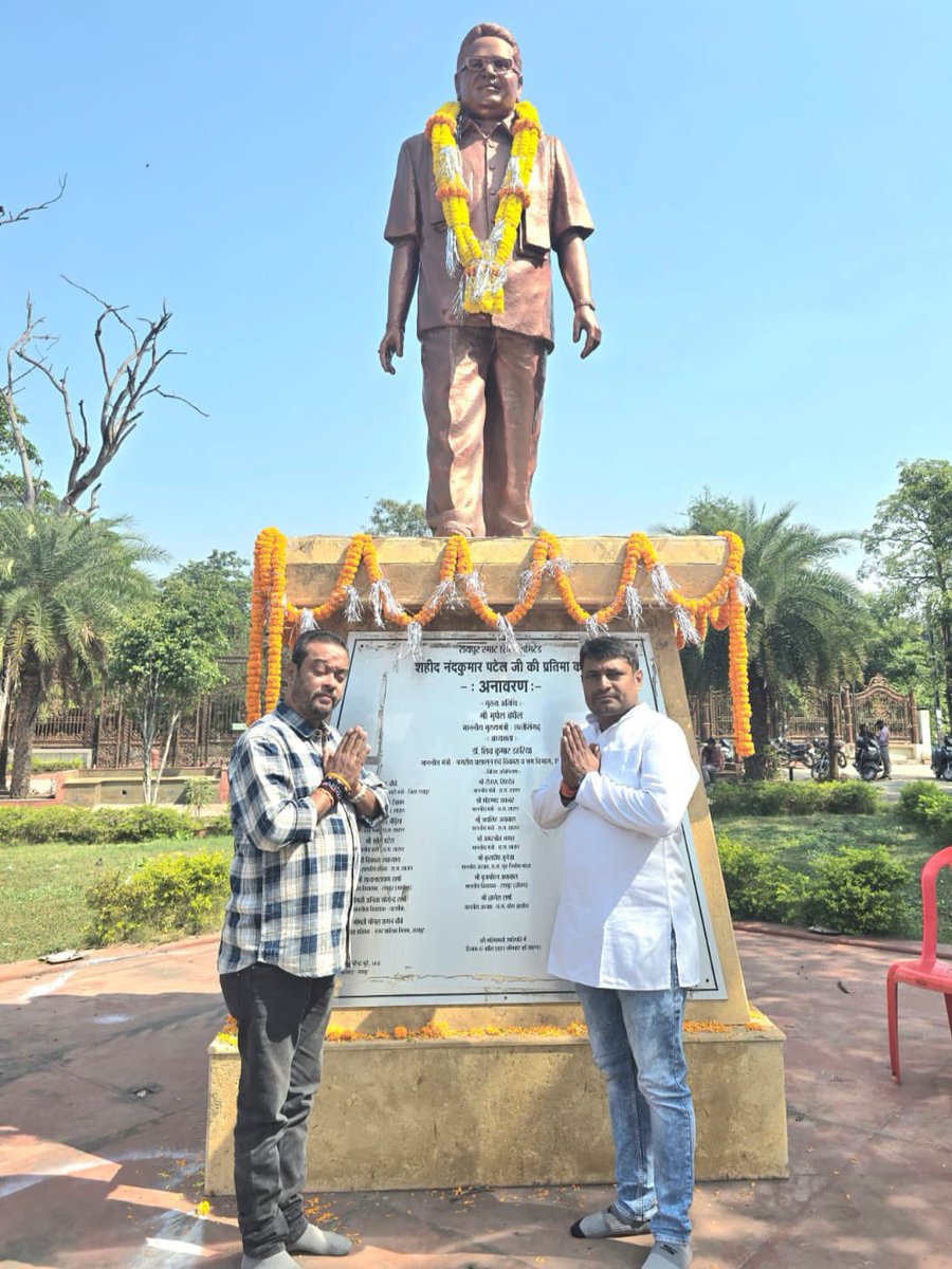 umeshpatelcgpyc's tweet image. रायपुर में पंडरी रोड, खालसा स्कूल के सामने स्थित पिताजी की प्रतिमा पर जन्म जयंती के अवसर पर ओम श्रीवास, अखिलेश जोशी सहित स्नेहीजनों ने श्रद्धा सुमन अर्पित किया।