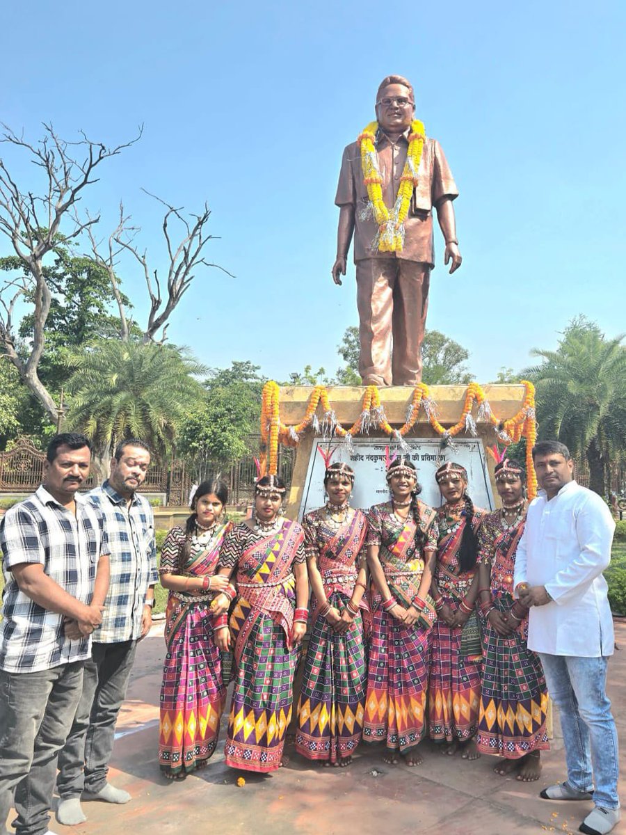 umeshpatelcgpyc's tweet image. रायपुर में पंडरी रोड, खालसा स्कूल के सामने स्थित पिताजी की प्रतिमा पर जन्म जयंती के अवसर पर ओम श्रीवास, अखिलेश जोशी सहित स्नेहीजनों ने श्रद्धा सुमन अर्पित किया।